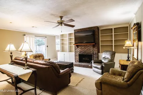 Living - 5175 Reddoch Dr, Jackson, MS 39211 photo 3 of 7