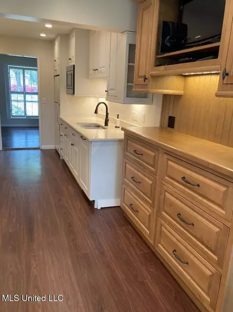 Kitchen - 5175 Reddoch Dr, Jackson, MS 39211 photo 5 of 6