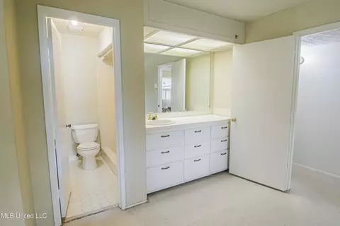 Bath - 5175 Reddoch Dr, Jackson, MS 39211 photo 6 of 7