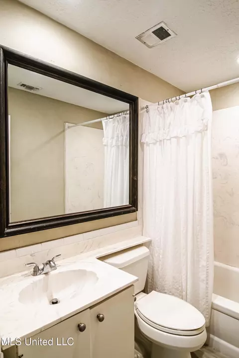 Bath - 5175 Reddoch Dr, Jackson, MS 39211 photo 1 of 7