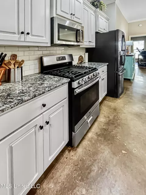 Kitchen - 973 Filmore Dr, Brandon, MS 39042 photo 3 of 4