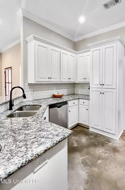 Kitchen - 973 Filmore Dr, Brandon, MS 39042 photo 4 of 4