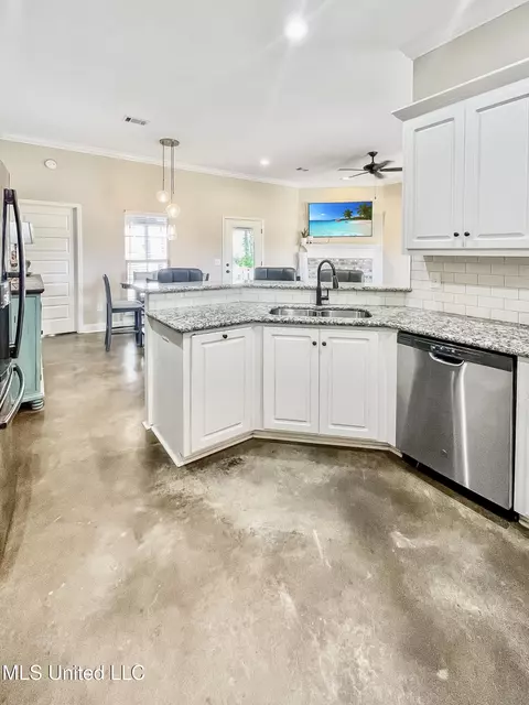 Kitchen - 973 Filmore Dr, Brandon, MS 39042 photo 2 of 4