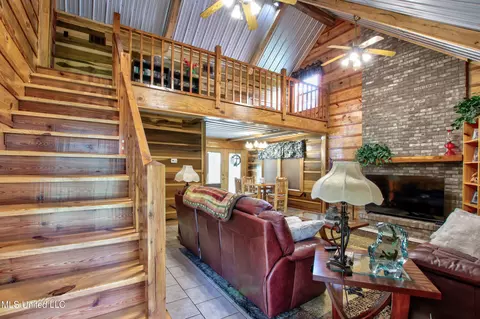 Entry Way - 1539 Benndale Rd, Mclain, MS 39456 photo 1 of 3