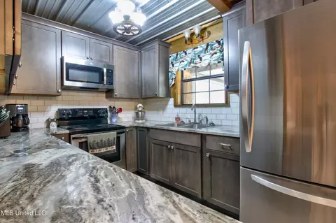 Kitchen - 1539 Benndale Rd, Mclain, MS 39456 photo 2 of 3
