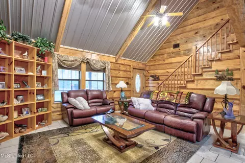 Living - 1539 Benndale Rd, Mclain, MS 39456 photo 2 of 6
