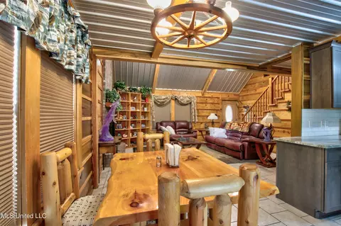 Dining - 1539 Benndale Rd, Mclain, MS 39456 photo 2 of 2