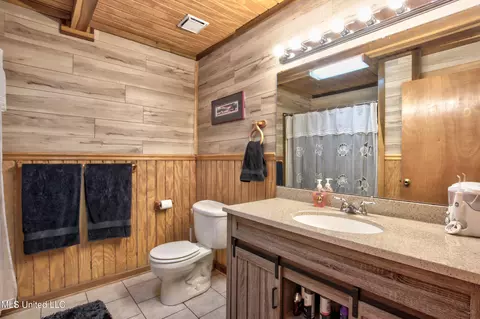 Bath - 1539 Benndale Rd, Mclain, MS 39456 photo 1 of 3