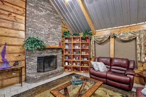 Living - 1539 Benndale Rd, Mclain, MS 39456 photo 3 of 6
