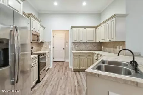 Entry Way - 626 Lexington Dr, Florence, MS 39073 photo 3 of 5
