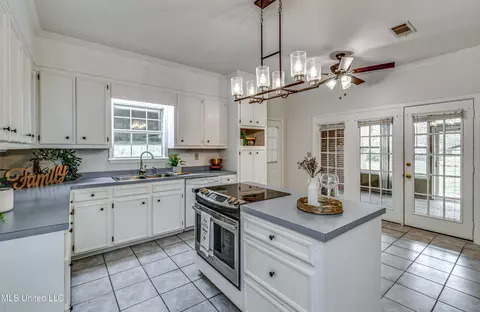 Kitchen - 110 E Sunset Dr, Brandon, MS 39042 photo 5 of 7