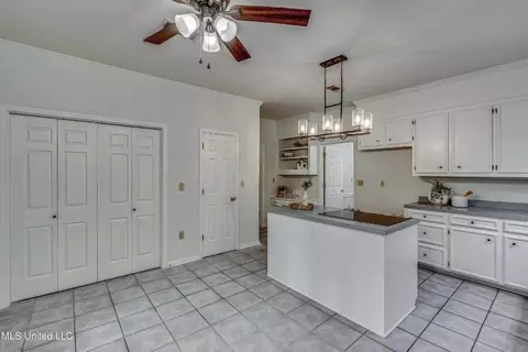 Kitchen - 110 E Sunset Dr, Brandon, MS 39042 photo 2 of 7
