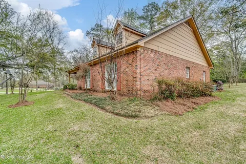 Exterior - 110 E Sunset Dr, Brandon, MS 39042 photo 6 of 14
