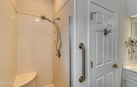 Bath - 110 E Sunset Dr, Brandon, MS 39042 photo 5 of 8