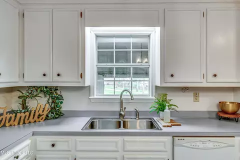 Kitchen - 110 E Sunset Dr, Brandon, MS 39042 photo 6 of 7
