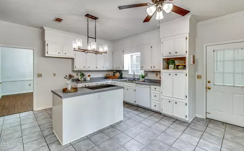 Kitchen - 110 E Sunset Dr, Brandon, MS 39042 photo 1 of 7