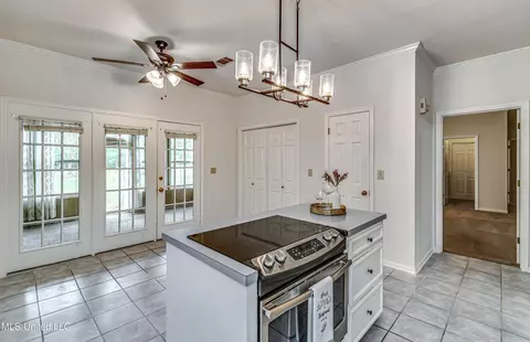 Kitchen - 110 E Sunset Dr, Brandon, MS 39042 photo 4 of 7