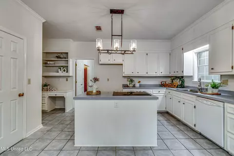Kitchen - 110 E Sunset Dr, Brandon, MS 39042 photo 3 of 7