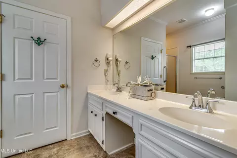 Bath - 110 E Sunset Dr, Brandon, MS 39042 photo 4 of 8
