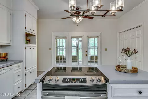 Kitchen - 110 E Sunset Dr, Brandon, MS 39042 photo 7 of 7
