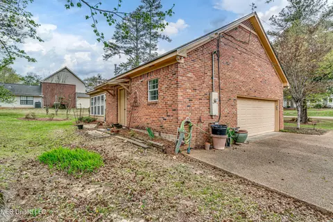 Exterior - 110 E Sunset Dr, Brandon, MS 39042 photo 10 of 14