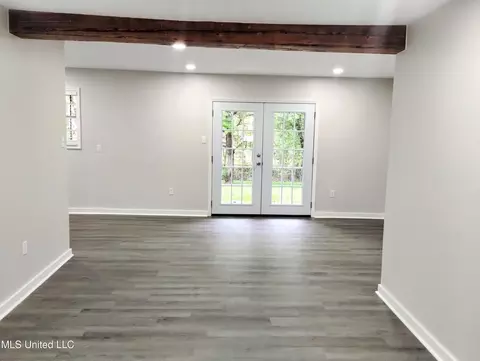 Living - 5746 Magnolia Dr, Jackson, MS 39209 photo 1 of 1