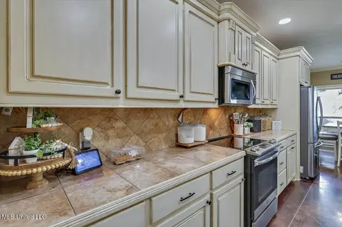 Kitchen - 908 Caitlin Cv, Brandon, MS 39047 photo 2 of 2