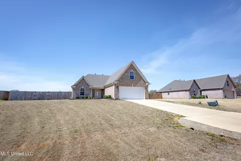 7599 Ridgefield Dr, Horn Lake, MS 38637