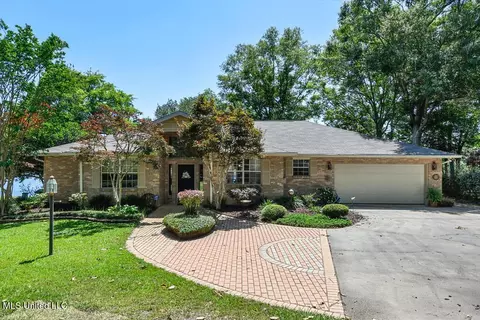 409 W Lakeshore Dr, Carriere, MS 39426