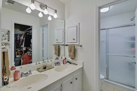 Bath - 5005 Bay Brg, Flowood, MS 39232 photo 1 of 2