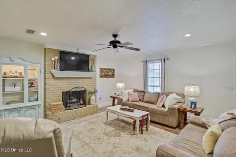 Living - 5005 Bay Brg, Flowood, MS 39232 photo 3 of 4