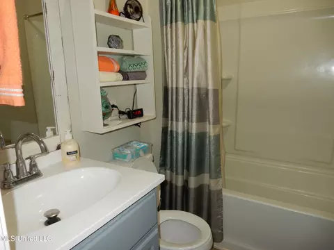Bath - 3830 S Baldwin Rd, Hernando, MS 38632 photo 1 of 2