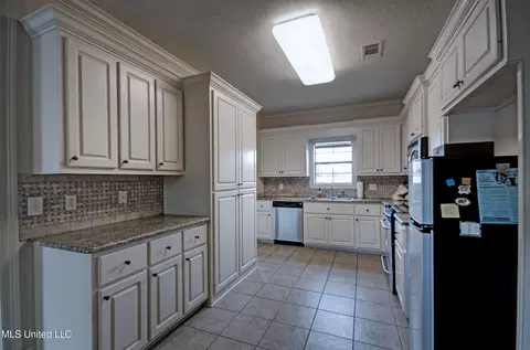 Kitchen - 106 Copper Ridge Ct, Madison, MS 39110 photo 2 of 4
