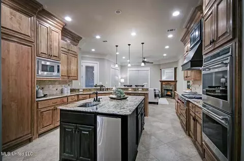 Kitchen - 512 Durrango Dr, Brandon, MS 39047 photo 4 of 5
