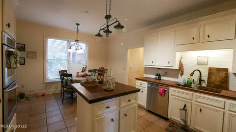 Kitchen - 50 Moss Forest Cir, Jackson, MS 39211 photo 2 of 8