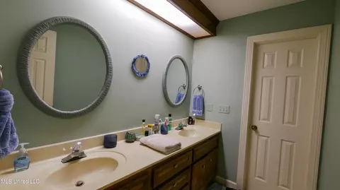 Bath - 50 Moss Forest Cir, Jackson, MS 39211 photo 1 of 13
