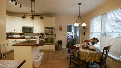 Kitchen - 50 Moss Forest Cir, Jackson, MS 39211 photo 3 of 8