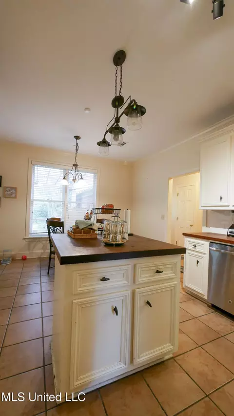 Kitchen - 50 Moss Forest Cir, Jackson, MS 39211 photo 4 of 8