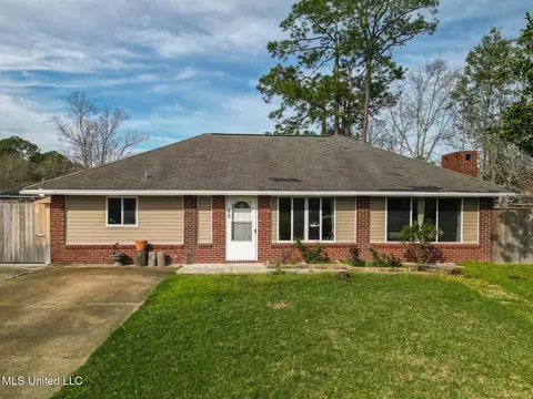 55 Woodforest Dr, Gulfport, MS 39503