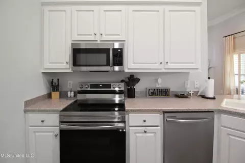 Kitchen - 714 Waters Dr, Madison, MS 39110 photo 2 of 5