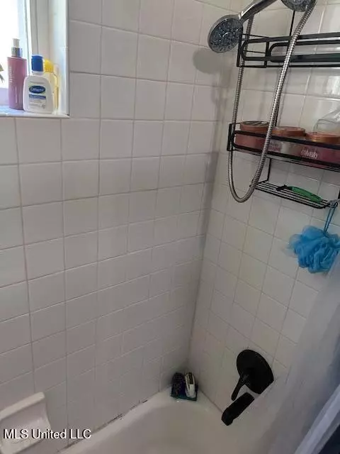 Bath - 716 Robinhood Rd, Jackson, MS 39206 photo 2 of 2