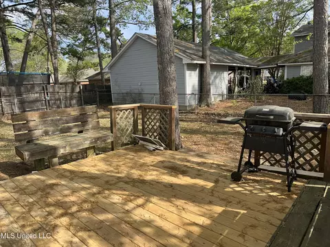 Exterior - 104 Live Oak Ln, Brandon, MS 39047 photo 9 of 16