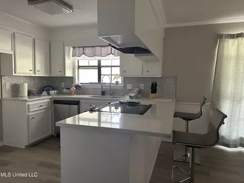 Kitchen - 104 Live Oak Ln, Brandon, MS 39047 photo 4 of 5