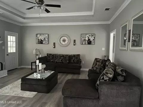 Living - 104 Live Oak Ln, Brandon, MS 39047 photo 3 of 9