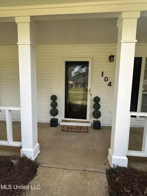 Exterior - 104 Live Oak Ln, Brandon, MS 39047 photo 15 of 16