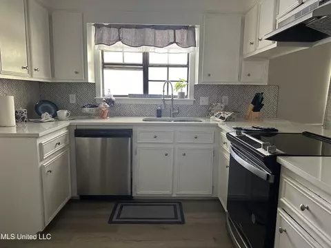 Kitchen - 104 Live Oak Ln, Brandon, MS 39047 photo 5 of 5
