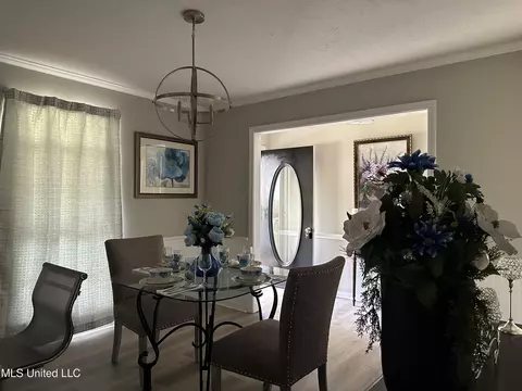 Dining - 104 Live Oak Ln, Brandon, MS 39047 photo 3 of 3