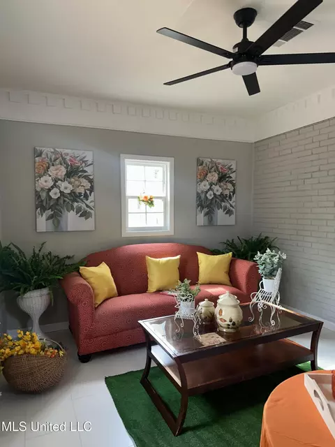 Living - 104 Live Oak Ln, Brandon, MS 39047 photo 6 of 9