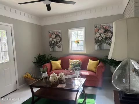 Living - 104 Live Oak Ln, Brandon, MS 39047 photo 8 of 9