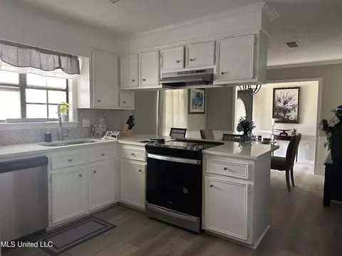 Kitchen - 104 Live Oak Ln, Brandon, MS 39047 photo 1 of 5